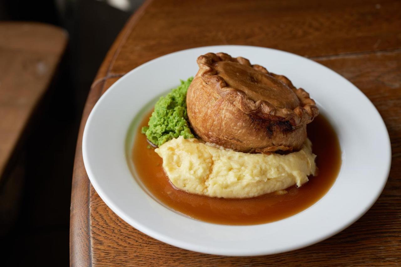 The Dog & Gun Inn Netheravon Bagian luar foto