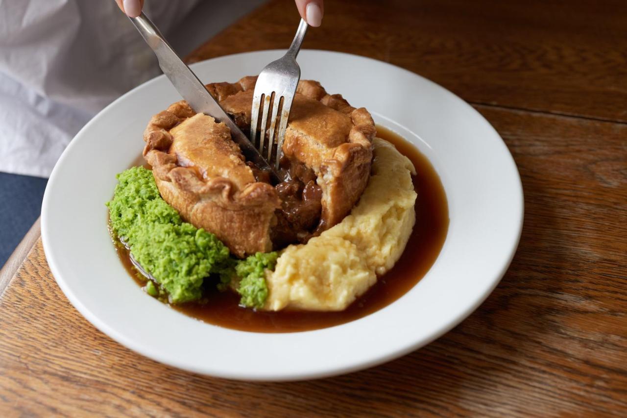 The Dog & Gun Inn Netheravon Bagian luar foto